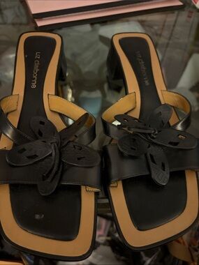 Vintage Liz Claiborne soft,leather black and tan mule 2” heel 9M. Leather flower
